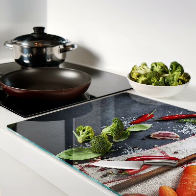 Glas schneidebrett Küchengewürze und Gemüse