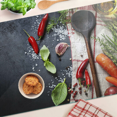 Glas schneidebrett Küchengewürze und Gemüse