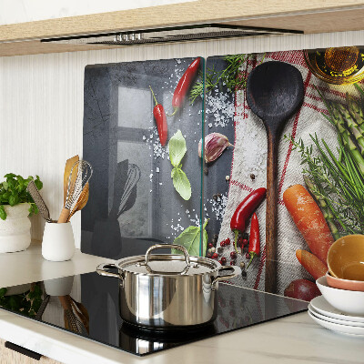 Glas schneidebrett Küchengewürze und Gemüse