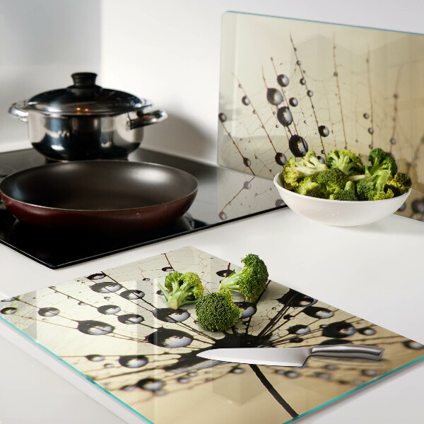 Schneidebrett Wassertropfen auf einem Spinnennetz