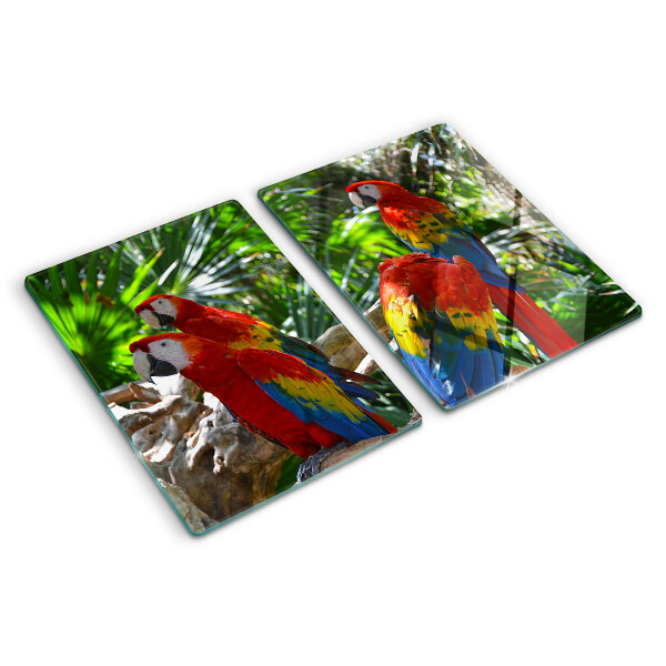 Glas-Schneidebrett mit Papageienmotiv in einer tropischen Umgebung