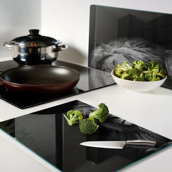 Schneidebrett mit schwarz-weißem Löwenmotiv