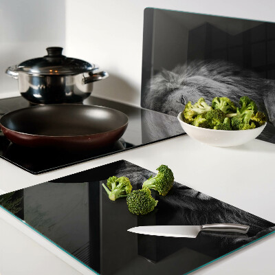 Schneidebrett mit schwarz-weißem Löwenmotiv