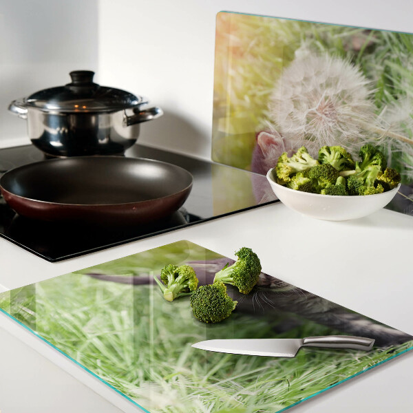 Glas-Schneidebrett mit Motiv einer Katze auf dem Rasen