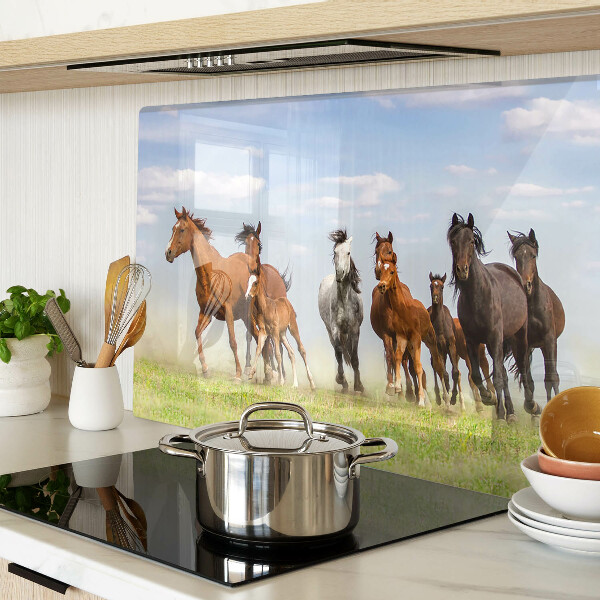 Schneidebrett mit Motiv galoppierender Pferde auf der Wiese