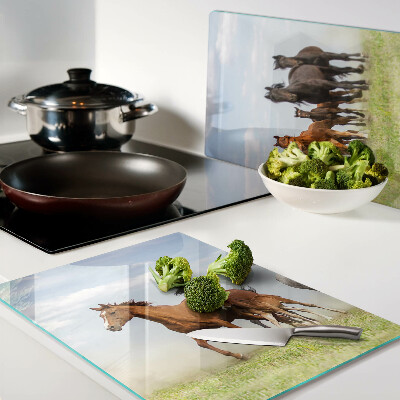 Schneidebrett mit Motiv galoppierender Pferde auf der Wiese