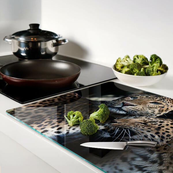 Schneidebrett glas Geparden vor dunklem Hintergrund