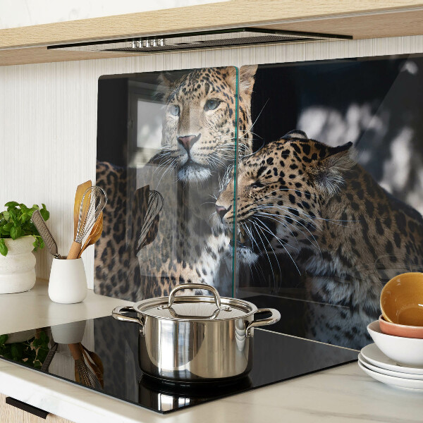 Schneidebrett glas Geparden vor dunklem Hintergrund