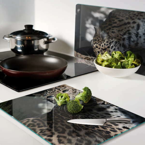 Schneidebrett glas Geparden vor dunklem Hintergrund