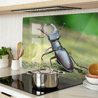 Schneidebrett Glas mit Hirschkäfer-Motiv auf grünem Hintergrund