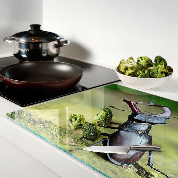 Schneidebrett glas Hirschkäfer auf grünem Hintergrund