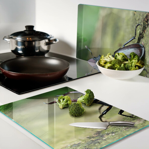 Schneidebrett Glas mit Hirschkäfer-Motiv auf grünem Hintergrund