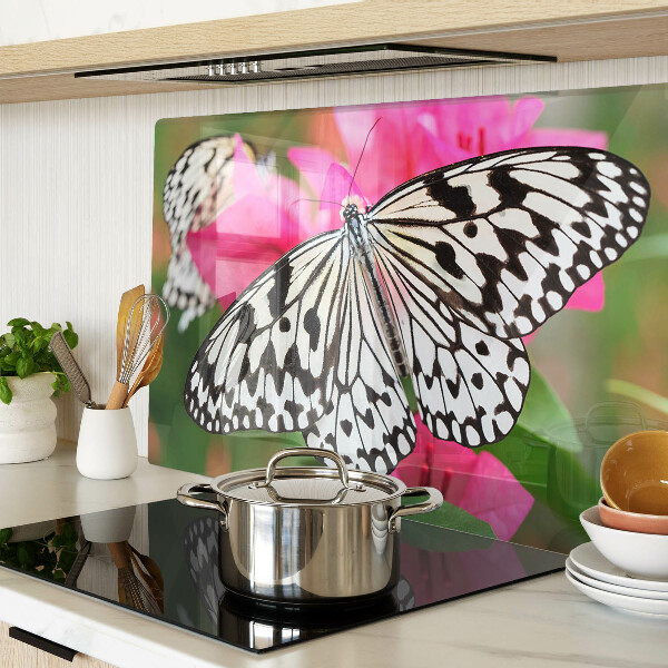 Glas schneidebrett Schmetterling auf Blumen