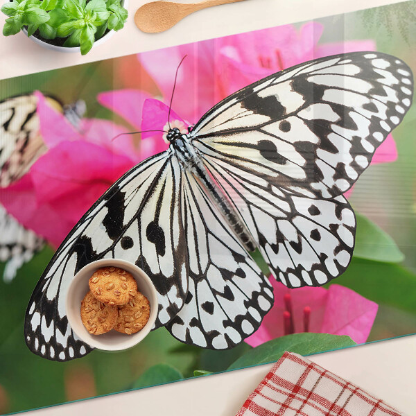 Glas schneidebrett Schmetterling auf Blumen