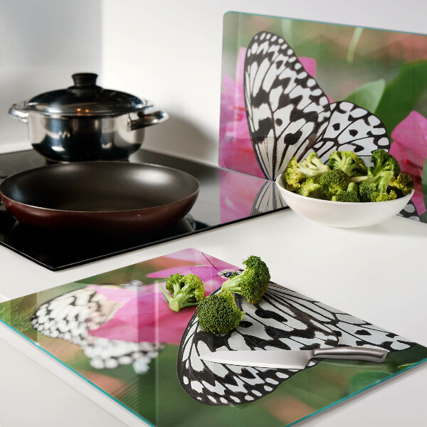 Glas schneidebrett Schmetterling auf Blumen