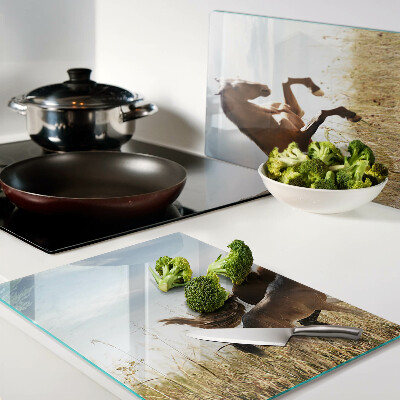 Schneidebrett glas Pferde auf einer sonnigen Wiese