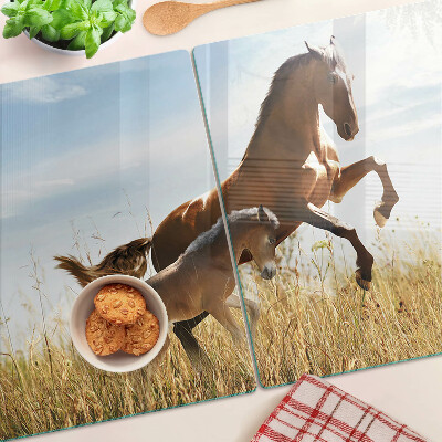 Schneidebrett glas Pferde auf einer sonnigen Wiese