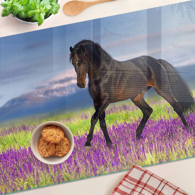Schneidebrett Ein Pferd vor einem Hintergrund aus lila Blüten