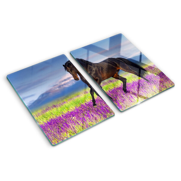 Schneidebrett mit Pferdemotiv vor lila Blüten