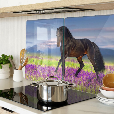 Schneidebrett Ein Pferd vor einem Hintergrund aus lila Blüten