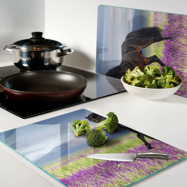 Schneidebrett Ein Pferd vor einem Hintergrund aus lila Blüten