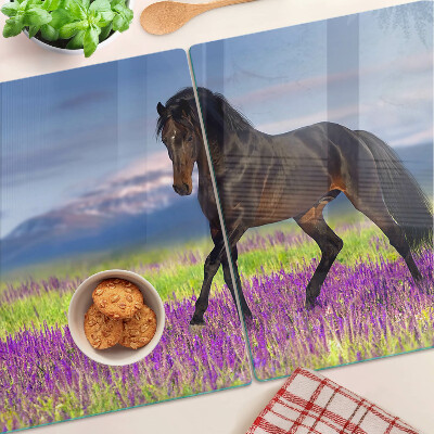 Schneidebrett mit Pferdemotiv vor lila Blüten