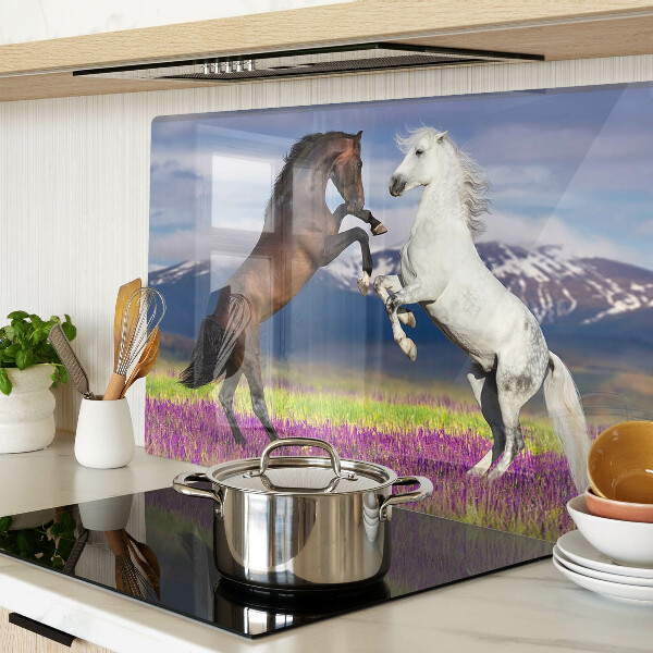 Schneidebrett glas Pferde vor der Kulisse von Bergen und Blumen