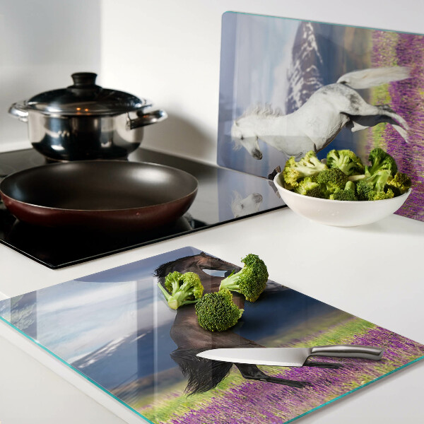 Schneidebrett Glas mit Motiv von Pferden vor einer Berg- und Blumenkulisse