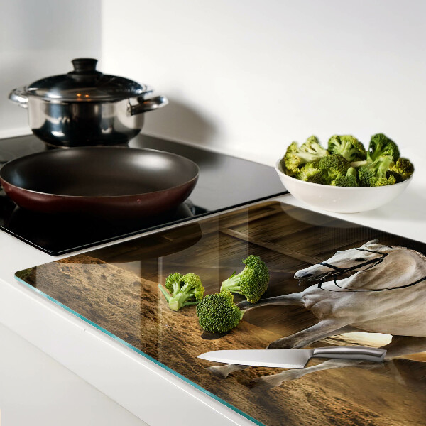 Glas schneidebrett Ein Pferd in Bewegung im Stall