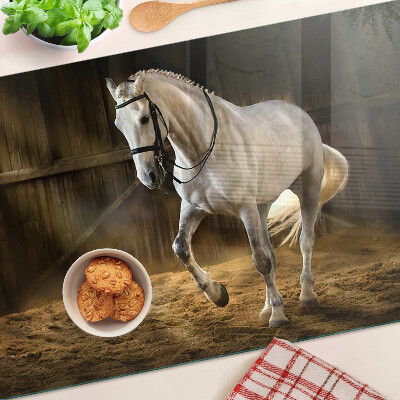 Glas-Schneidebrett mit Motiv eines sich bewegenden Pferdes im Stall