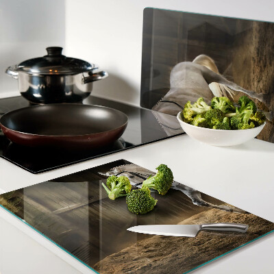 Glas-Schneidebrett mit Motiv eines sich bewegenden Pferdes im Stall