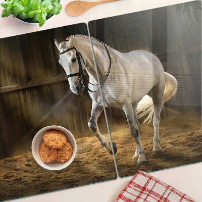 Glas schneidebrett Ein Pferd in Bewegung im Stall