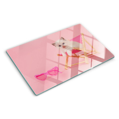 Schneidebrett Ein Kätzchen auf einem Liegestuhl vor rosa Hintergrund