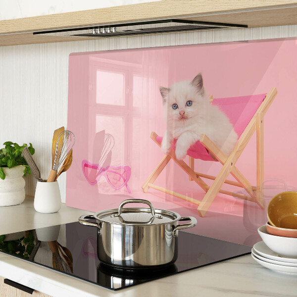 Schneidebrett mit Motiv eines Kätzchens auf einem Liegestuhl vor rosa Hintergrund