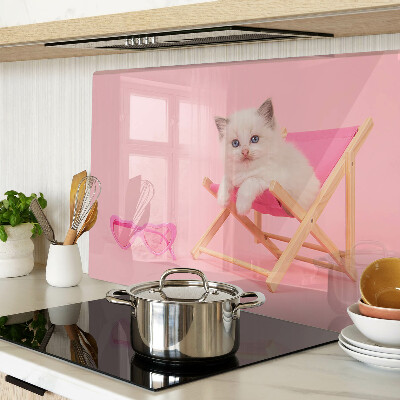 Schneidebrett mit Motiv eines Kätzchens auf einem Liegestuhl vor rosa Hintergrund