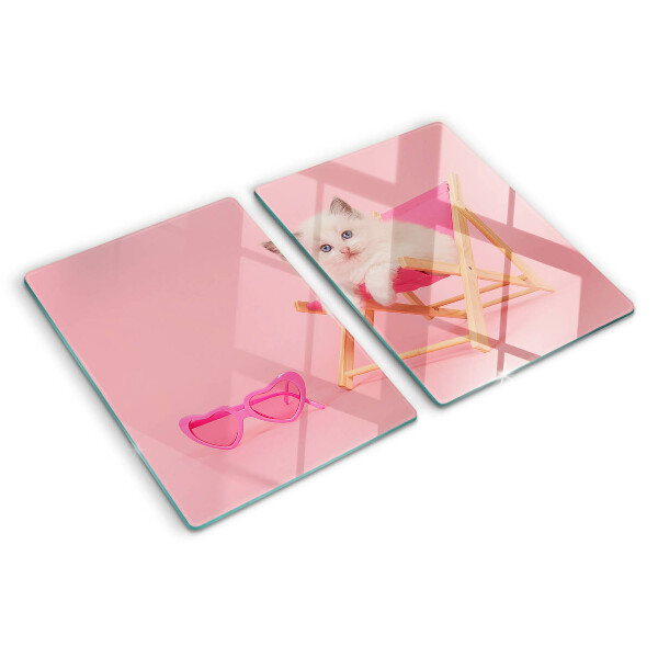 Schneidebrett mit Motiv eines Kätzchens auf einem Liegestuhl vor rosa Hintergrund
