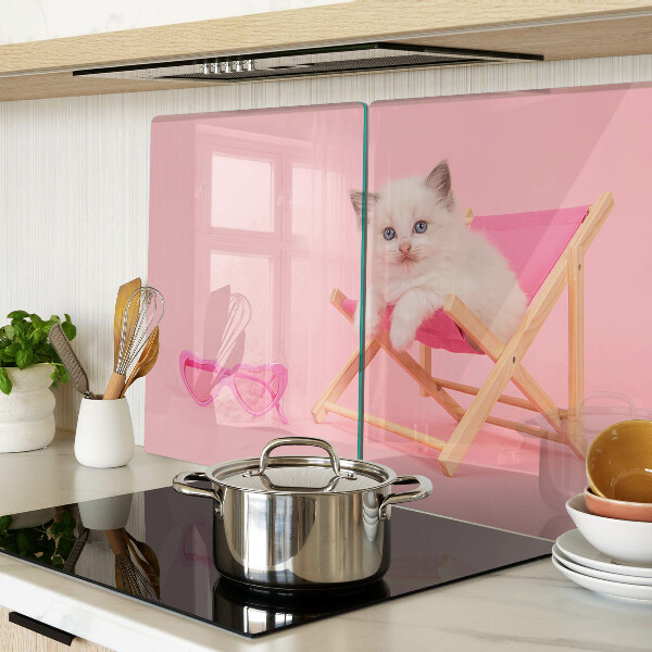 Schneidebrett Ein Kätzchen auf einem Liegestuhl vor rosa Hintergrund