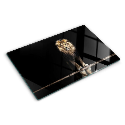 Schneidebrett Löwe vor dunklem Hintergrund