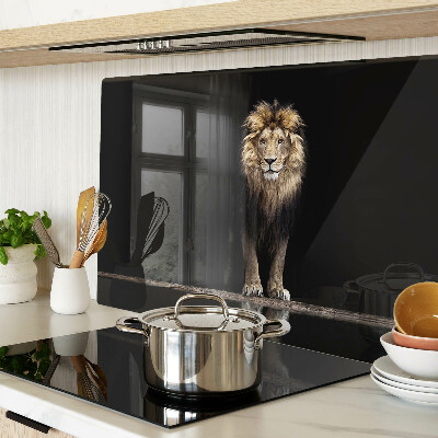 Schneidebrett Löwe vor dunklem Hintergrund