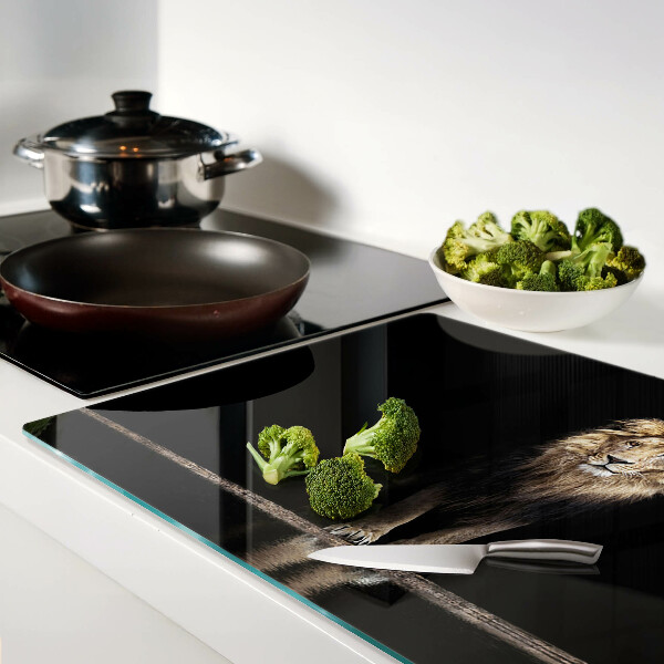 Schneidebrett mit Motiv eines Löwen vor dunklem Hintergrund