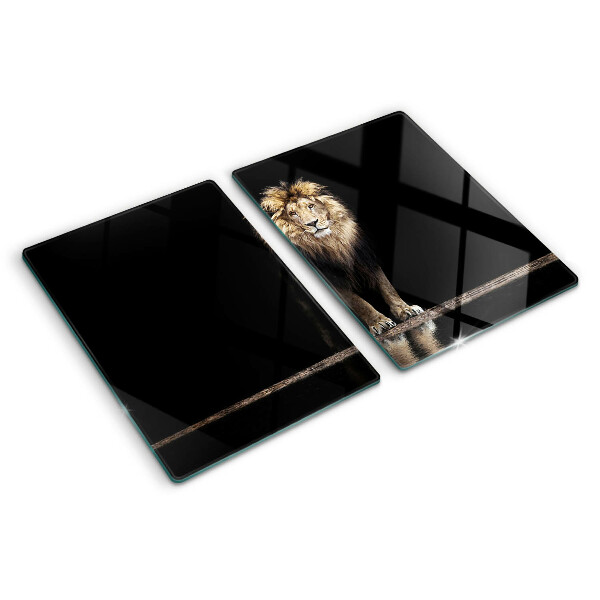 Schneidebrett mit Motiv eines Löwen vor dunklem Hintergrund