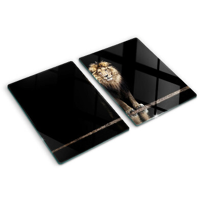 Schneidebrett Löwe vor dunklem Hintergrund