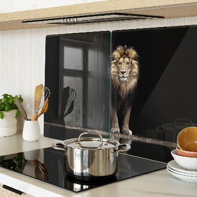 Schneidebrett Löwe vor dunklem Hintergrund