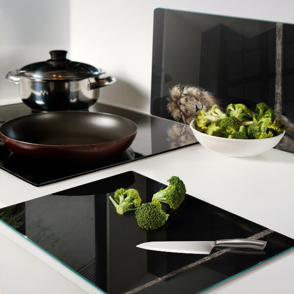 Schneidebrett mit Motiv eines Löwen vor dunklem Hintergrund