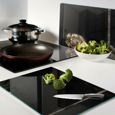 Schneidebrett mit Motiv eines Löwen vor dunklem Hintergrund