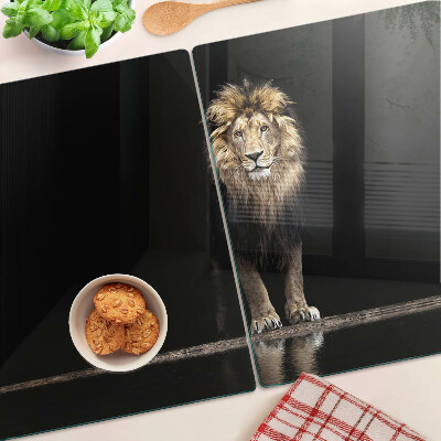 Schneidebrett mit Motiv eines Löwen vor dunklem Hintergrund