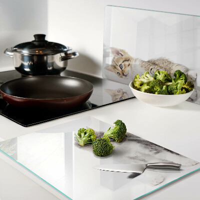 Glas schneidebrett Katzen auf weißem Hintergrund