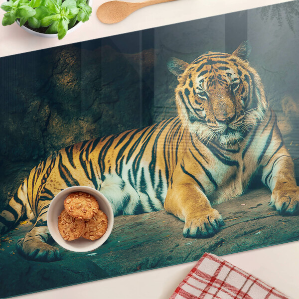 Glas-Schneidebrett mit Motiv eines liegenden Tigers auf Felsen
