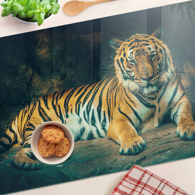Glas-Schneidebrett mit Motiv eines liegenden Tigers auf Felsen