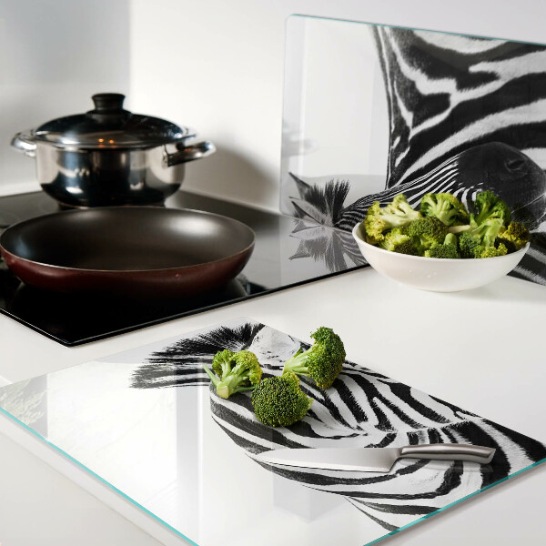 Schneidebrett mit zebralem Muster in Schwarz und Weiß